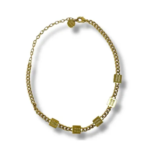 MINAMIが着用しているMIU MIUのネックレス