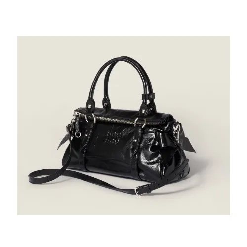 MINAMIが着用しているMIU MIUのハンドバッグ