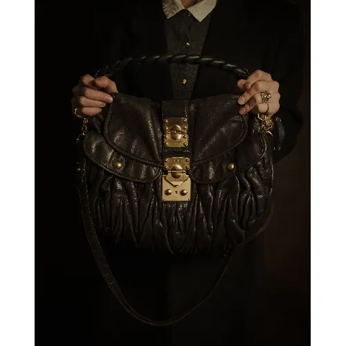 MINAMIが着用しているMIU MIUのショルダーバッグ
