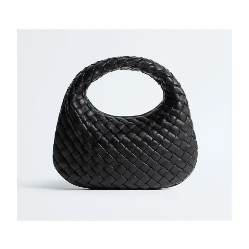 有村架純が着用しているBOTTEGA VENETAのハンドバッグ