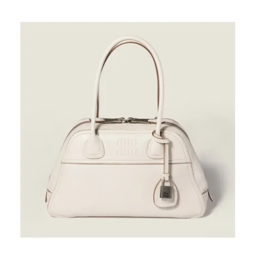 ウォニョンが着用しているMIU MIUのショルダーバッグ