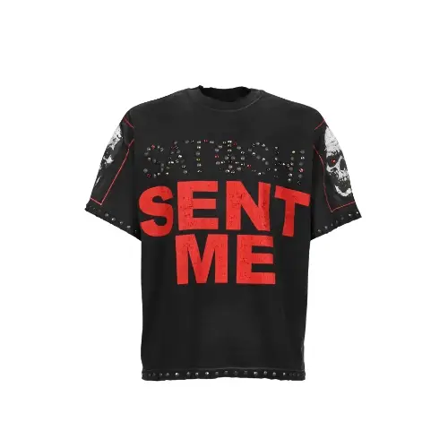 リノが着用しているSATOSHI NAKAMOTOのTシャツ