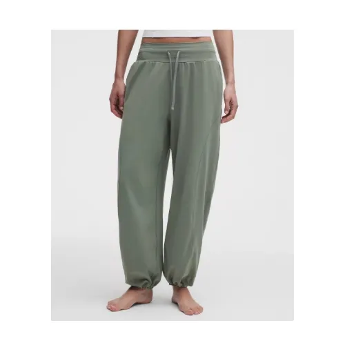 カズハが着用しているlululemonのパンツ（ロング）