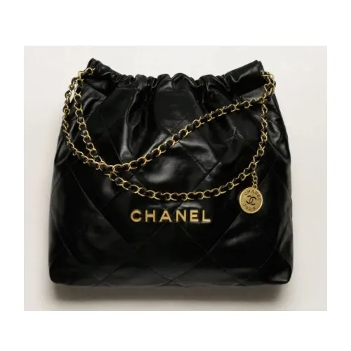 カズハが着用しているCHANELのハンドバッグ