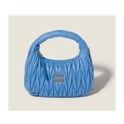 ウンチェが着用しているMIU MIUのハンドバッグ