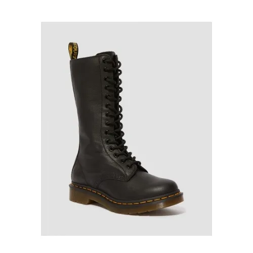 ウンチェが着用しているDr.Martensのブーツ