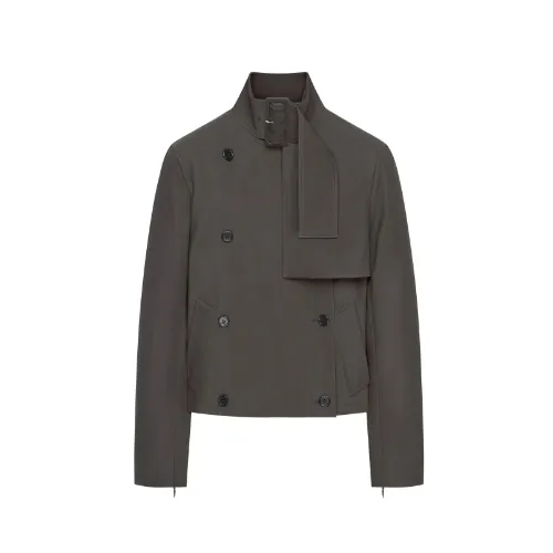 ウンチェが着用しているcourregesのジャケット全般