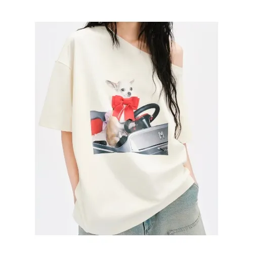ユジンが着用しているMARKGONGのTシャツ