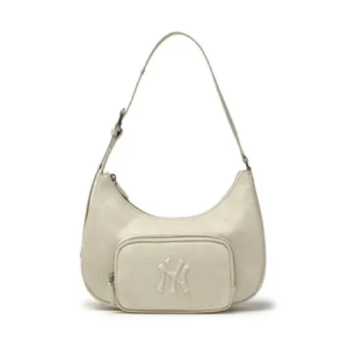 ガウルが着用しているMLB Koreaのショルダーバッグ