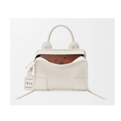 ジゼルが着用しているLOEWEのショルダーバッグ