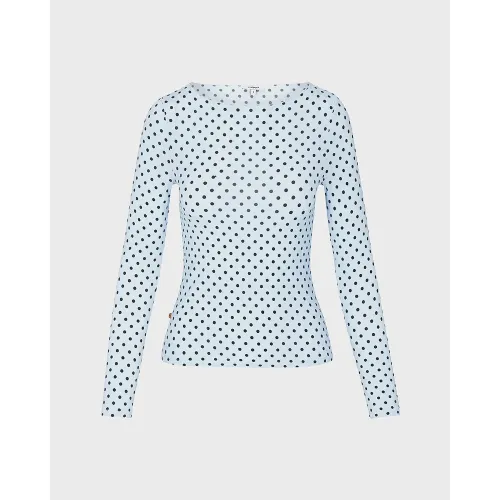 西野カナが着用しているmiaouのロンT