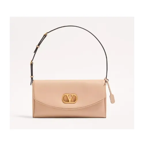リズが着用しているVALENTINOのショルダーバッグ