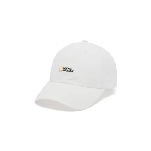 イソが着用しているNATIONAL GEOGRAPHICのキャップ