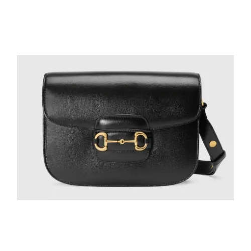 イソが着用しているGUCCIのショルダーバッグ