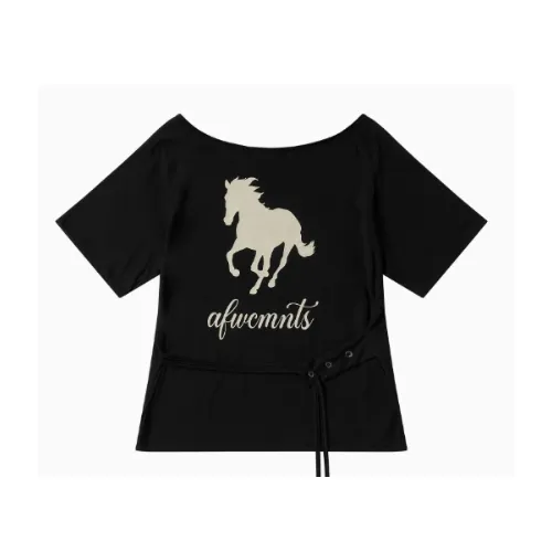 イソが着用しているA FEW COMMENTSのTシャツ