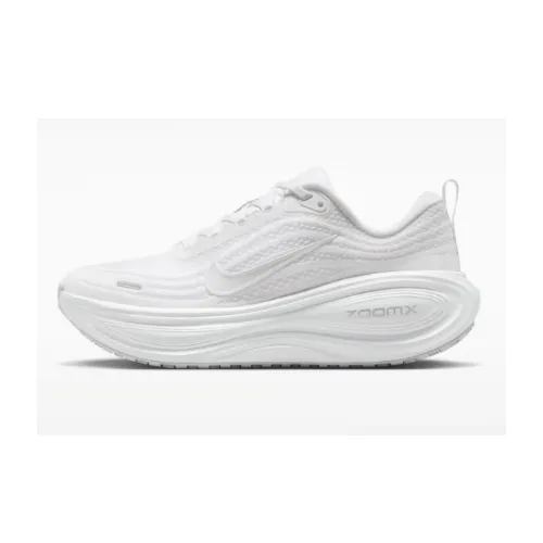 テテが着用しているNIKEのスニーカー