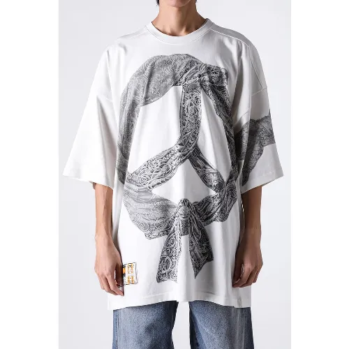 テテが着用しているPDFのTシャツ