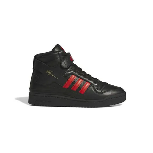 テテが着用しているadidasのスニーカー