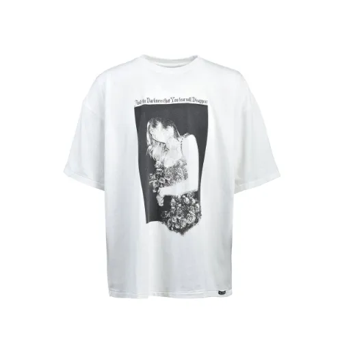シュガが着用しているKAMIYAのTシャツ