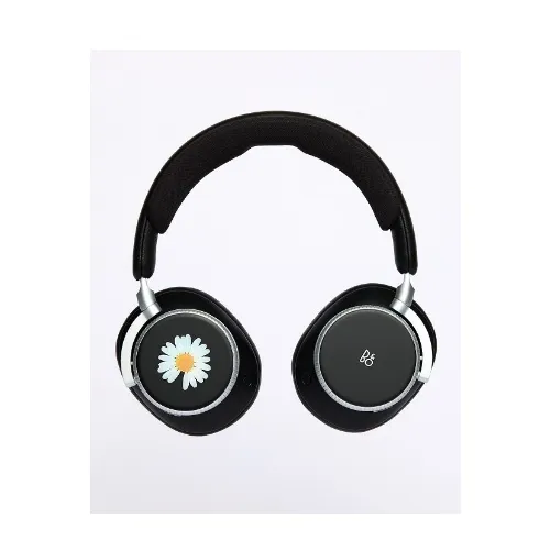 J-HOPEが着用しているBang & Olufsenのその他