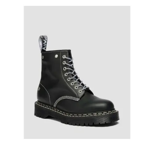 中島健人が着用しているDr.Martensのブーツ