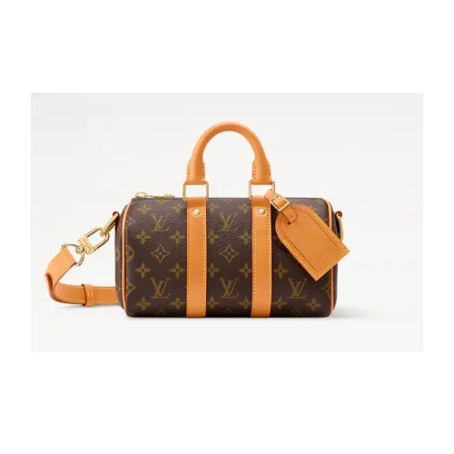 J-HOPEが着用しているLOUIS VUITTONのショルダーバッグ