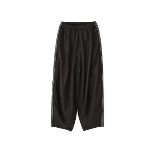 ジョングクが着用しているNEEDLESのパンツ（ロング）