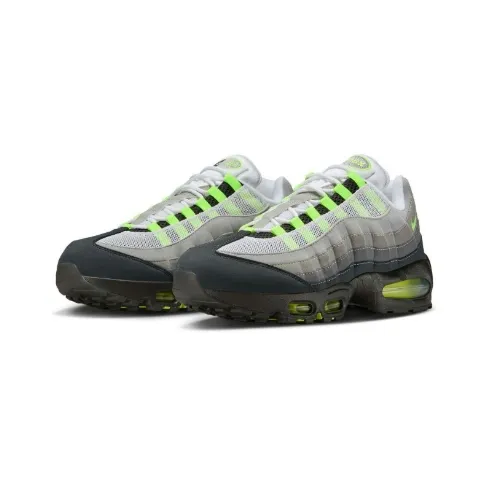 白濱亜嵐が着用しているNIKEのスニーカー