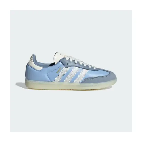 ジヒョが着用しているadidasのスニーカー
