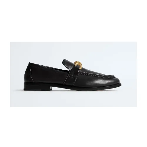 ジェシーが着用しているBOTTEGA VENETAの革靴