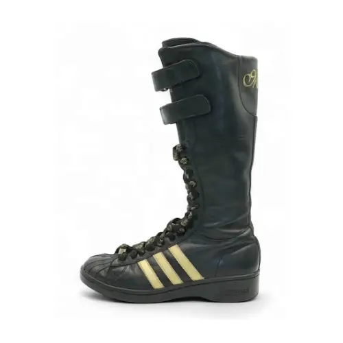 イロハが着用しているadidasのブーツ