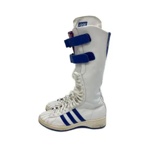 ミンジュが着用しているadidasのブーツ