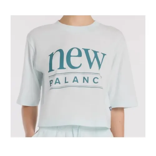 井桁弘恵が着用しているNew BalanceのTシャツ