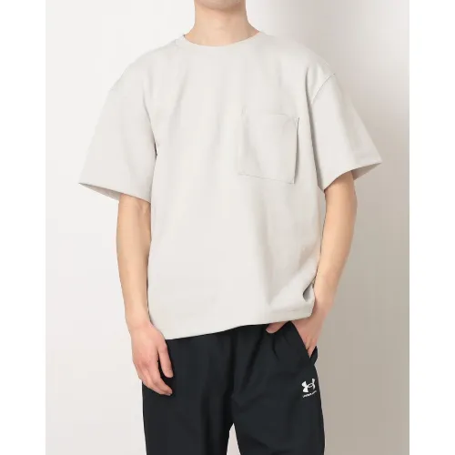 ジェシーが着用しているUNDER ARMOURのTシャツ