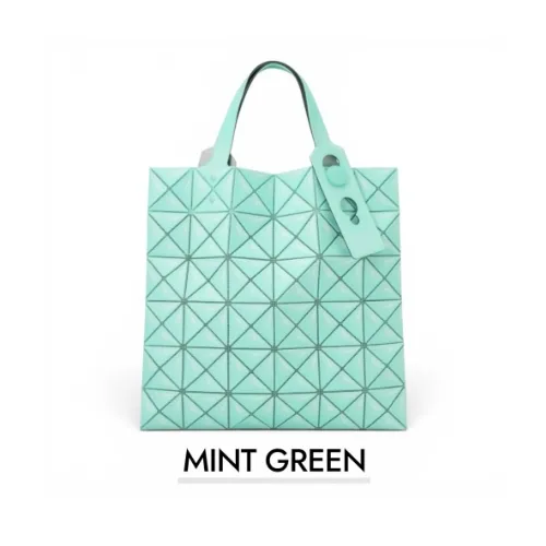 レイが着用しているISSEY MIYAKEのトートバッグ