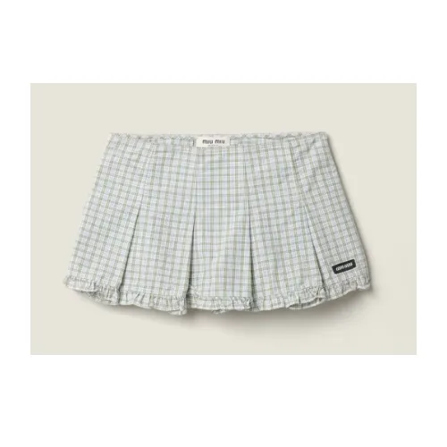 橋本愛が着用しているMIU MIUのスカート（ショート）