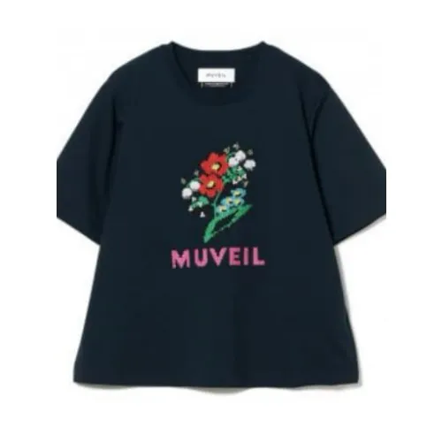 橋本愛が着用しているMUVEILのTシャツ