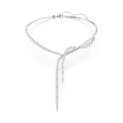 MOMOKAが着用しているSWAROVSKIのネックレス