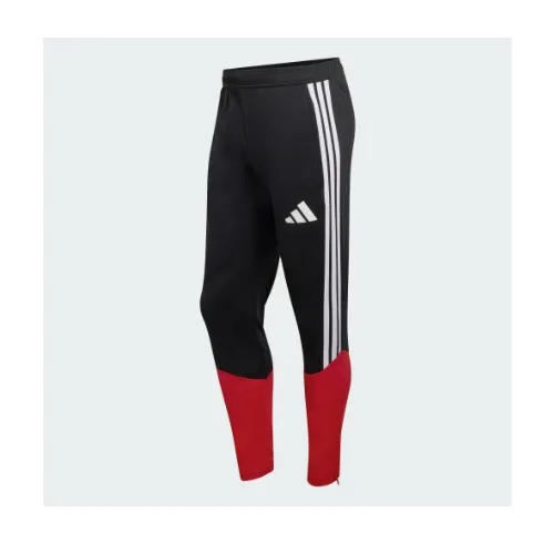 優里が着用しているadidasのパンツ（ロング）