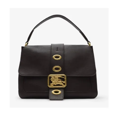 ローラが着用しているBURBERRYのショルダーバッグ