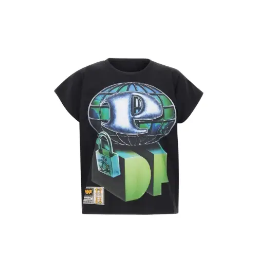MANATOが着用しているPDFのTシャツ