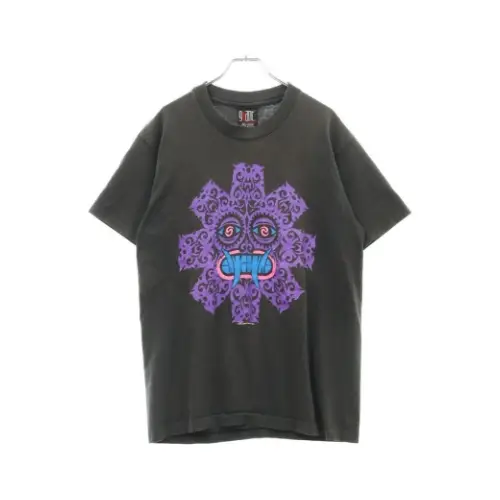 末澤誠也が着用しているRed Hot Chili PeppersのTシャツ
