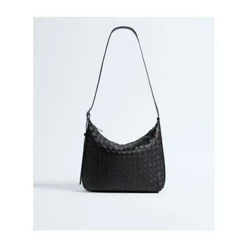 アイエンが着用しているBOTTEGA VENETAのショルダーバッグ