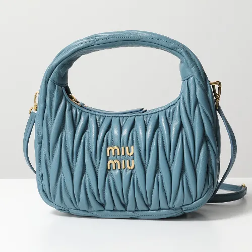 ウンチェが着用しているMIU MIUのハンドバッグ