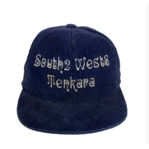 滝藤賢一が着用しているSouth2 West8のキャップ