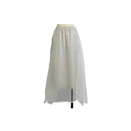 かすが着用しているMIDDLAのスカート（ロング）