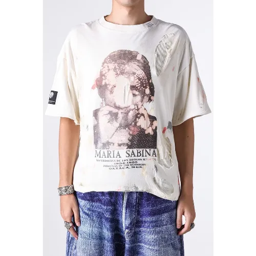 シュガが着用しているTALKING ABOUT THE ABSTRACTIONのTシャツ