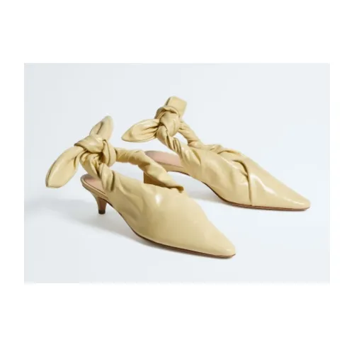 川﨑桜が着用しているBOTTEGA VENETAのパンプス・ヒール