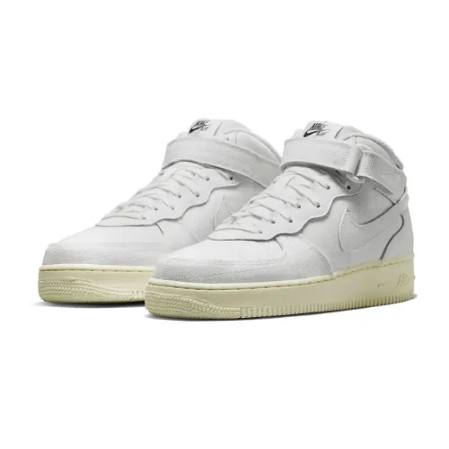 大沢たかおが着用しているNIKEのスニーカー