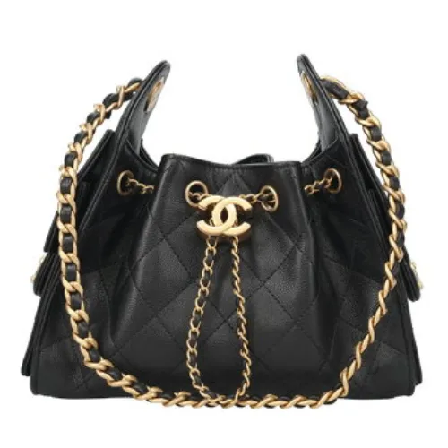 めるるが着用しているCHANELのショルダーバッグ